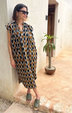 black/ grey/ gold ikat dress with patch pockets Summer Caftan, Working Outfit, 2023 Dress, Chic Summer Dresses, Tunic Designs, Summer Closet, Summer Dresses For Wedding Guest, Spring Clothes, Nice Clothes