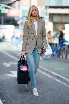 Boots Work Outfit, Cold Ootd, Trousers And Boots, Casual Chic Denim, Girl Boss Style, Style Inspiration Winter, Just Style, Celebrity Street Style, Blazer With Jeans