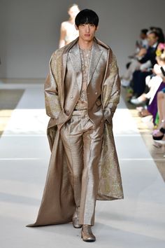 Mens Haute Couture Fashion, Elie Saab Menswear, Mens Avant Garde Fashion Haute Couture, Men’s Couture, Taehyung Crazy, Male Runway Fashion, Avant Garde Fashion Male, High Fashion Suit, Male High Fashion