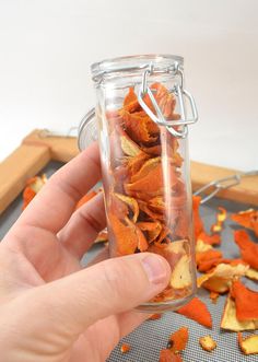 Homemade Orange Oil ⋆ Dream a Little Bigger Toners Skin Care, Orange Peels Uses, Kitchen Witch Recipes, Herbal Medicine Recipes, Orange Peels, Making Essential Oils, Homemade Oil, Homemade Lotion, Herbal Recipes