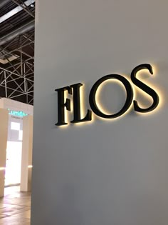 a sign that says flos on the wall