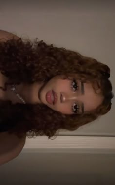 cute makeup for brown girls Y2k Makeup Natural, Black Wet Hair Look, Black Bambi Beauty, Pretty People Icons, Pretty Soft Makeup, Makeup Looks For Curly Hair, Y2k Look Makeup, Cute Y2k Makeup Looks