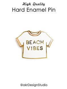 "New!!  Cutest beach vibes enamel pin you want to carry everywhere! You can wear this small beach vibes tee on your jacket, bag or accessories. Our high quality enamel pins are made with polished gold-plated metal, nickel free, and hard enamel. ❤︎ Product Details ❤︎ - H 1 x W 1.25 inches (H 2.2cm x W 3cm) - High quality hard enamel pin - Presented on a backing card - Ship in a clear cello bag  *Note: Color may vary slightly due to photography/computer monitors  ❤︎ Shipping Info ❤︎ * We offer fre Summer Slogan Top As Gift, Beach Party Invitations, Pin Cute, Beach Lover Gifts, Shirt Pins, Beach Tee, Cute Sunglasses, Beach Gifts, Brunette Woman