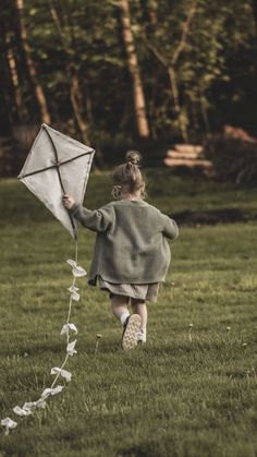 A person takes flight in the grassy expanse, holding onto a colorful kite. With each step, they feel the exhilaration of freedom and the anticipation of the kite soaring higher into the sky. The wind whispers secrets as it dances with the kite, carrying dreams and aspirations to new heights. Embrace the playful spirit and let your imagination take flight on the wings of this enchanting moment. 🏃🪁✨#1 #aesthetic#sisterhood #vibes #dreamlife #dreamlifeaesthetic #fantastic#vibes Baby Birthday Photoshoot, Farm Photos, Clouds Wallpaper, Mini Ideas, Toddler Photos, Toddler Photography, Foto Baby, Outdoor Photoshoot, Ap Art