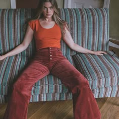 70s Modern Fashion, Colorful Fashion Aesthetic, Hippie Street Style, 70s Fashion Women, American Street Fashion, Outfits 70s, Seventies Fashion, Brown Pants, Moda Vintage