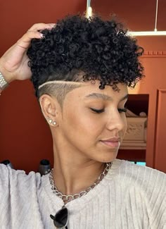 Shaved Sides Natural Hair, Shaved Sides Curly Hair, Short Natural Hair For Black Women, Short Hair Dos, Cabello Afro Natural