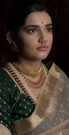 Marathi Bridal Jewellery, Pagadam Jewellery Necklace, Traditional Gold Jewellery Indian, Antique Gold Necklace Indian Bridal Jewelry, Ilkal Saree Blouse Designs, Marathi Necklace, Kasu Necklace Designs, Pagadam Jewellery, Marathi Jewellery