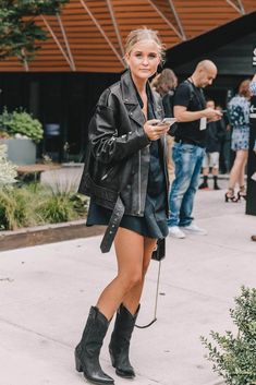 Fashion Boots Outfits, Leather Jacket Street Style, Cowboy Boot Outfits, Fall Outfits For Teen Girls, Fall Boots Outfit, Boot Outfits, Fall Fashion Dresses, Casual Leather Jacket, Black Cowboy Boots