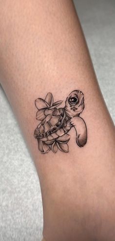 Amazing Turtle Tattoo Ideas 2022 Mother Daughter Tattoos Sea Turtle, Ohana Turtle Tattoo Ideas, Unique Turtle Tattoos, Hawaiian Tattoos For Women Meaning, Baby Sea Turtle Tattoo, Kauai Tattoo, Cute Turtle Tattoo, Seahorse Tattoos, Friend Tats