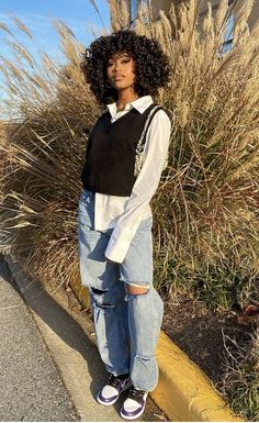 Half Sweater Outfits Aesthetic, How To Style Half Sweater Vest, Half Sweater Outfits Women, Half Sweater Outfits, Vest Outfit Women, Sweater Vest Outfit Women, Half Sweater, Vest Outfits For Women, 90s Outfits