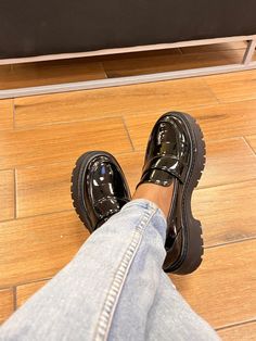 Work Shoes Aesthetic, Chunky Loafers Outfit Style, Formal Footwear For Women, Chunky Loafers Women, Loafers Shoes Outfit, Loafers Aesthetic, Chunky Heel Loafers, Chunky Loafer, Loafers Outfit