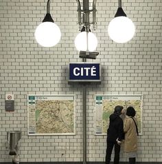 two people standing in front of a subway sign with the word cite on it