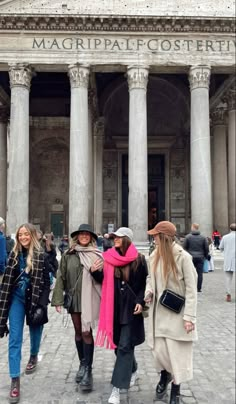 Italy In Winter Outfits, Italy Aesthetic Winter, Rome Winter Outfits, Italy Outfits Winter, Outfit Roma, Europe Outfits, Pink Scarf, Italy Outfits, Wardrobe Tips