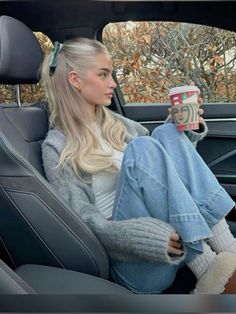 Camping In The Cold Outfits, Adorable Winter Outfits, Nicer Casual Outfit, Colorado Looks, Leggings And Tee Outfit, Fall Outfits Blonde Hair, Comfy Fancy Outfits, La Style Outfits Los Angeles Winter, Winter Coffee Shop Outfit