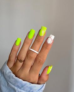 Discover modern neon green nails that are perfect for summer. Ideal for almond nails and neon manicure enthusiasts. Save this pin to your Manicure Trends board and read more! Lime Green Nails Design Ideas, Monochromatic Nails, Neon Nail Designs, Neon Green Nails, Nail Looks, Holiday Nail Designs, Cool Skin Tone, Winter Nail Art