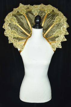 Organza Queen Style Elizabethan Collar. Made with plastic boning & satin ribbon. Made to order One size fits most “last Queen” Dress, Elizabethan Jewelry, Tudor Crown, Queen Style, Elizabethan Ruff, Elizabethan Collar, Elizabethan Costume, Bee Costume, Sewing Clothes Women