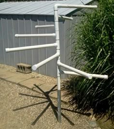 a white pole that has some kind of thing on it