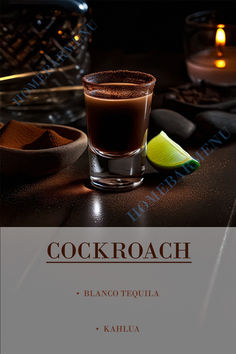 a cocktail is sitting on a table with a lime slice next to it and the words cockroach written in spanish