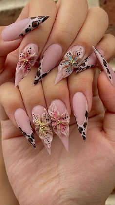 Hiscubus Flower Nail, Stiletto Flower Nails, Glamorous Nails Designs Classy, Fabulous Nails Designs, Gemmed Nails, Paris Inspired Nails, Bling Almond Nails, Almond Shape Nails Designs, Rose Nail Designs