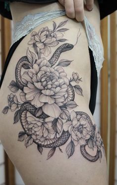 Side Tattoos Women Hip Thighs, Ella Tattoo, A Snake Tattoo, Side Thigh Tattoos Women, Snake And Flowers, Tattoos 2022, Flower Hip Tattoos, Tattoo Baby, Interesting Tattoos