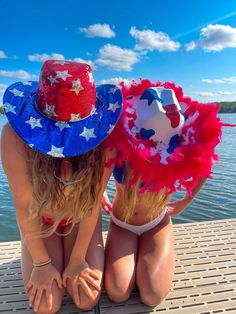 4th Of July Cowgirl Hats Diy, July 4 Pictures, 4tg Of July Outfit Aesthetic, Things To Do On 4th Of July With Friends, Fourth Of July Cowgirl Hat, Red White And Blue Cowboy Hat, Forth Of July Insta Pics, 4th Of July Cowgirl Hat, 4th Of July Poses For Instagram