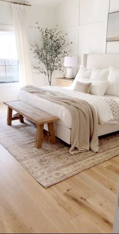 A picture of a boho bedroom. Coastal Bedroom Inspiration, Bedroom Nyc, Minimalist Bedroom Decor Ideas, Neutral Bedroom Decor, Bedroom Decor Cozy, Dream House Interior, Minimalist Bedroom