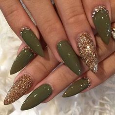 nails Fall nail art trends for 2022 are a combination of excess and subtle. Imagine having pearls on your nude nails or metallic stripes on a matte base. There are lo... Ongles Gel Violet, Pointy Nails, November Nails, Green Nail Designs, Matte Nails Design, Super Nails, Nails 2023