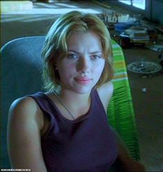 Unapproachable Woman, Bob With Framing Layers, Scarjo Short Hair, 90s Short Hair Round Face, 00s Short Hair, 90s Style Short Hair, 2000s Layered Hair Short, 2000s Haircuts Short, Early 2000s Short Hair