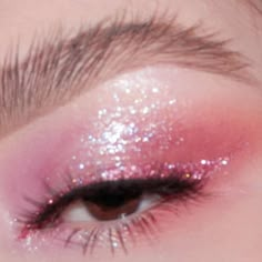 Whimsical Makeup Looks, Melanie Martinez Makeup Inspiration, Colourful Eyeshadow Looks, Makeup Pink Eyeshadow, Hot Pink Makeup, Taylor Swift Makeup, Pink Eye Makeup