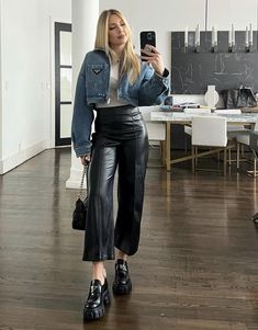 Outfit Mocasines, Ootd Frio, Cropped Denim Jacket Outfit, Sascha Fitness, Loafers Outfit, Denim Jacket Outfit, Elegante Casual, Fashion Mistakes, Trend Fashion