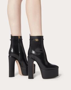 Platform Leather Boots, Valentino Boots, Dr Shoes, Shoe Nails, Platform Ankle Boots, Mode Inspo, Pretty Shoes, Dream Shoes, Designer Boots