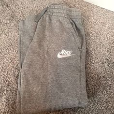 Nike Sweatpants Aesthetic, Grey Nike Sweatpants Outfits, Black Sweatpants Outfit, Sweatpants Aesthetic, Grey Nike Sweats, Nike Grey Sweatpants, Grey Nike Joggers, Grey Nike Sweatpants, Cute Sweats