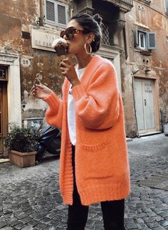 Rainy Day Dress Outfit, Outfits Cold, Orange Cardigan, Cardigan Outfits, Street Style Paris, Day Outfit, Outfits Casuales