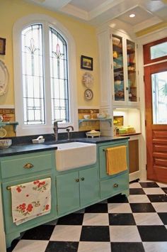 Colorful Kitchen Decor, Color Kitchen, Kitchen Designer, Eclectic Kitchen, Small Kitchens, Yellow Kitchen, Kitchen Decorating, Yellow Walls, Trendy Kitchen