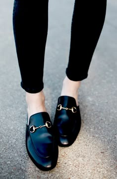 Flat mules: лоферы без задника - абсолютный фаворит сезона Gucci Loafers, Black Loafers, Linnet, Crazy Shoes, Gucci Mules, Shoe Obsession, Shoe Lover, Wearing Black, Me Too Shoes