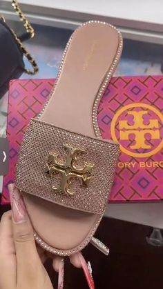 Tory Burch Slides, Pretty Sneakers, Pretty Sandals, Pretty Shoes Sneakers, Cute Shoes Heels, Shoes Outfit Fashion, Tory Burch Sandals, Cute Nike Shoes, Fresh Shoes