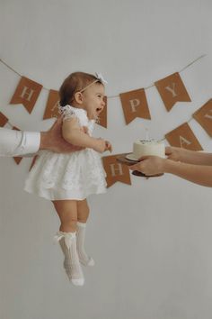 One Year Old Diy Photoshoot, First Birthday Photoshoot At Home, Diy 1st Bday Photoshoot, 1year Baby Photoshoot Ideas, 1st Birthday Party Photos, Diy First Birthday Photoshoot At Home, One Year Photoshoot Ideas Indoor, 1 Year Smash Cake Girl, 1st Birthday Girl Cake Smash