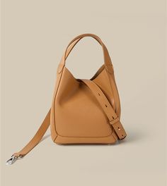 Faites une déclaration de mode avec ce sac seau en cuir chic. Conçu avec une petite pochette et une bandoulière réglable, ce sac à main spacieux pour femme est confectionné en cuir de première qualité. Passez sans effort du jour au soir avec ce sac à bandoulière polyvalent.

 MATÉRIEL - Fabriqué à 100% en cuir fendu de vachette de haute qualité, de couleur unie, agréable au toucher, délicat et durable. Les pièces de quincaillerie sont constituées de quincaillerie épaisse moulée et de quincaille Leather Saddle Shoulder Bag With Metal Hardware, Bucket Bag With Metal Hardware For Office, Satchel Bucket Bag With Metal Hardware For Office, Rectangular Leather Bag With Metal Hardware, Leather Business Bucket Shoulder Bag, Office Bucket Bag Satchel With Metal Hardware, Leather Shoulder Bag With Metal Hardware And Double Handle, Office Bucket Bag With Metal Hardware And Satchel Shape, Leather Shoulder Bucket Bag For Business