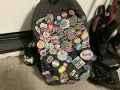 Backpacks With Pins, Backpack With Pins, Scene Core, Decorated Bags, Inside My Bag, Bag Pins, Backpack Decoration, Yokai Watch, Mia 3