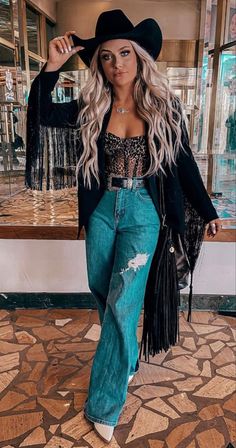 Country Bar Outfit, Mode Coachella, Traje Cowgirl, Mode Country, Country Concert Outfit Ideas, Nfr Outfits, Country Concert Outfits, Country Bar