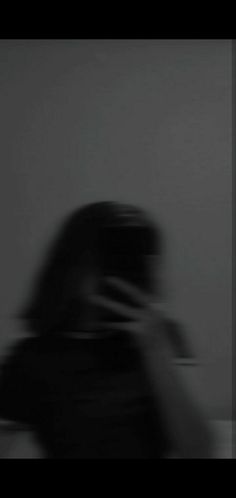 Short Hair Blurred Aesthetic, Short Hair Asthetic Picture Blur, Blurry Aesthetic Girl Short Hair, Face Blur, Blur Picture, Hair Mirror, Fake Photo Short Hair, Blur Photography, Short Dark Hair