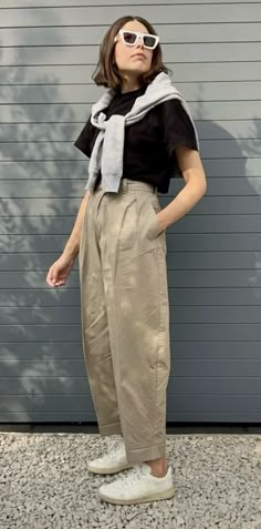 Hannah Louise Poston Outfits, Minimal Style Outfits Korea, Normcore Summer Outfits, Minimalist Casual Outfit, Normcore Fashion, Minimalist Clothes, 가을 패션, Basic Outfits, Business Casual Outfits