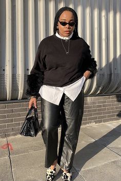 Ada Oguntodu - sapato - looks de trabalho - verão - street style San Francisco Street Style, Layering Street Style, Curvy Street Style, Black Outfit Edgy, Alexa Chung Style, Black White Outfit, Curvy Women Outfits, Office Look, Dope Fashion