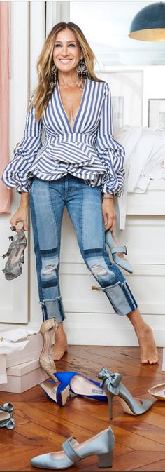 -Sarah Jessica Parker in Shirt – Johanna Ortiz Shoes. Sarah Jessica Parker Style, Sarah Jessica Parker Shoes, Sukienki Maksi, Sara Jessica Parker, Gingham Blouse, Style Désinvolte Chic, Striped Peplum Top, Style Casual Chic, Stil Boho