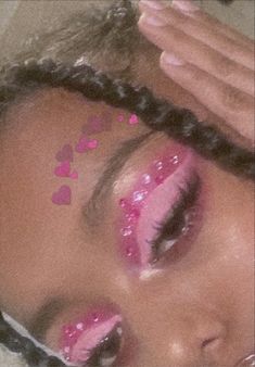 Pink Eyeshadow With Gems, Pink Makeup Looks With Rhinestones, Pink Rhinestone Makeup, Pink Eyeshadow Makeup, Sweet 16 Makeup, Light Pink Eyeshadow, Euphoria Vibes, Dark Makeup Looks, Birthday Makeup Looks