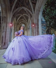 Photo Shoot Ideas For Quinceanera, Outdoor Quince Photoshoot, Quinceanera Photography Ideas, Quinceanera Portraits Photo Ideas, Quinceanera Poses Photo Shoots Ideas, Family Quinceanera Pictures, Quince Photoshoot Poses, Quincenera Photo Shoot Poses, Quince Poses Photo Shoots Picture Ideas