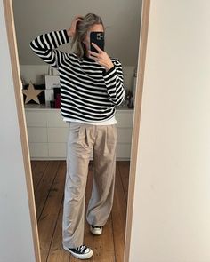 Black Jogger Athleisure Outfit, Mum Mode And Surgery, Mariniere Outfit, Converse Work Outfit, Day Outfits Casual, Striped Pants Outfit, 70 Converse, T Shirt Outfit Ideas, Chuck 70 Converse