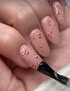 Cute Christmas Nail Designs Almond, Nails Cristhmas 2023, Christmas Pudding Nails, Oval Nails Christmas, Christmas Aesthetic Nails, Christmas Nail Decor, Mail Design Ideas, Nail Art With Dotting Tool, Christmas Nail Ideas Winter