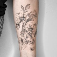 Tattoo Flowers Koi Fish fishtattoo koitattoo finelinetattoo koifish koifishtattoo feminintattoo Coy Fish Tattoos, Fish And Flowers, Carp Tattoo, Tattoo Love, Tattoos For Women Flowers