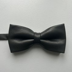 The bow tie, an accessory that has spanned the centuries, providing a unique and authentic look, always contemporary. Thanks to our premium quality leathers, we have created a haute couture accessory that finishes off your outfit. A jewelry trend for women, it goes perfectly with a dressy outfit or simply with a casual shirt. For men, it adds style to your suit or brings a dressy touch to your casual outfit. Symbol of dandy style, we loved making this ideal accessory for all your events. 100% le Classic Black Bow With Butterfly Knot, Classic Black Butterfly Knot Bow, Black Bow Tie With Butterfly Knot For Business, Chic Detachable Bow Tie For Black Tie Events, Classic Bow With Bow Tie Back For Party, Classic Adjustable Bow With Bow Tie Back, Black Butterfly Knot Bow Tie For Business, Luxury Bow With Decorative Design For Black Tie Events, Luxury Decorative Bow For Black Tie Events